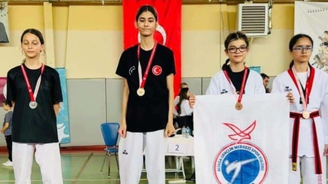 Öğrencimiz  Aysun Öksüz İzmir Yıldızlar  İl şampiyonasında 41 kiloda 3. olmuştur...